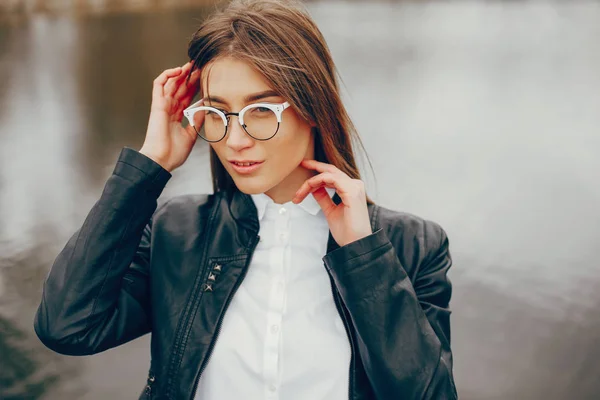 Ragazza alla moda vicino all'acqua — Foto Stock