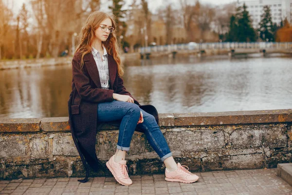 Fille élégante près de l'eau — Photo