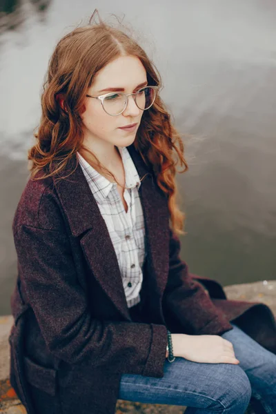 Menina elegante perto de água — Fotografia de Stock