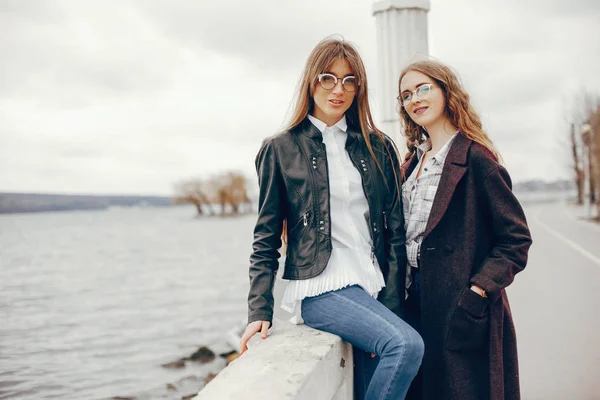 Duas menina elegante perto do rio — Fotografia de Stock