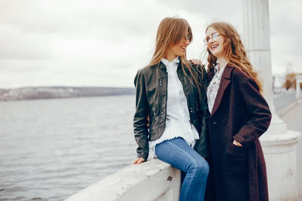 Dvě stylové dívky blízko řeky — Stock fotografie