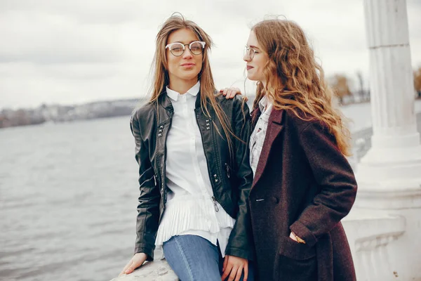 Dos chica con estilo cerca del río — Foto de Stock