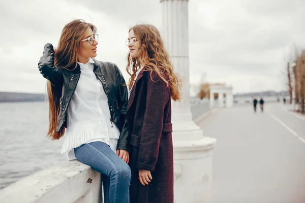 Due ragazza alla moda vicino al fiume — Foto Stock