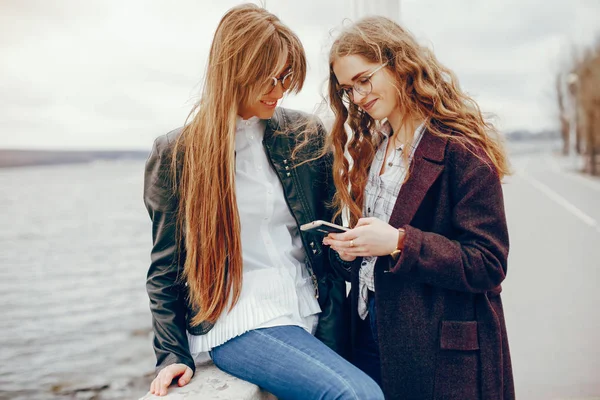 Two stylish girl in a city — Stock Photo, Image