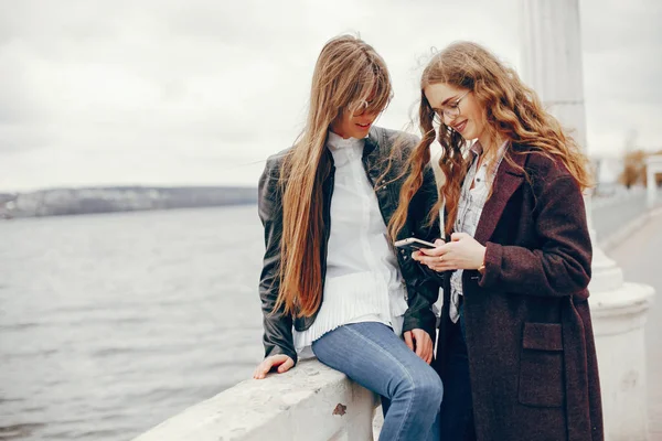 Dois menina elegante em uma cidade — Fotografia de Stock