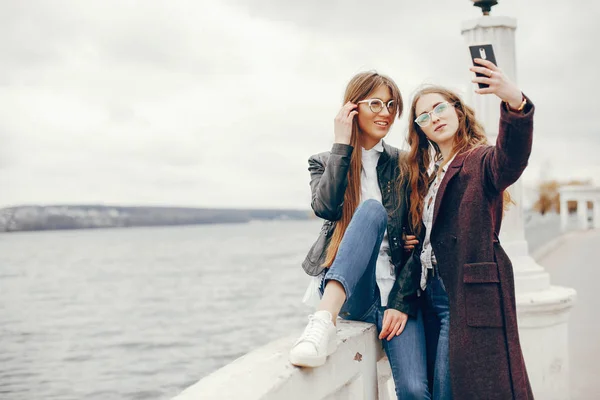 Dois menina elegante em uma cidade — Fotografia de Stock