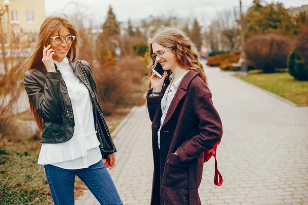 Two stylish girl in a city — Stock Photo, Image