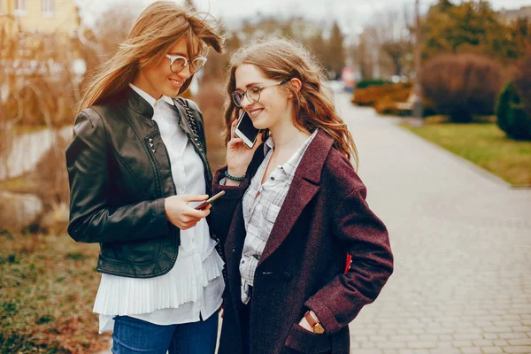 Dois menina elegante em uma cidade — Fotografia de Stock