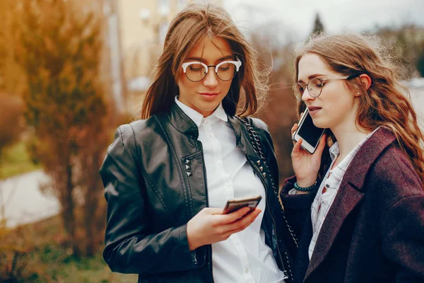 Due ragazza alla moda in una città — Foto Stock