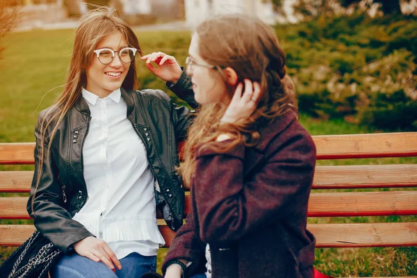 Two stylish girl in a city — Stock Photo, Image