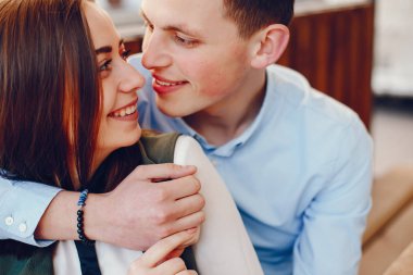 bir şehirde sevimli çift