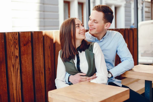 Söt par i en stad — Stockfoto