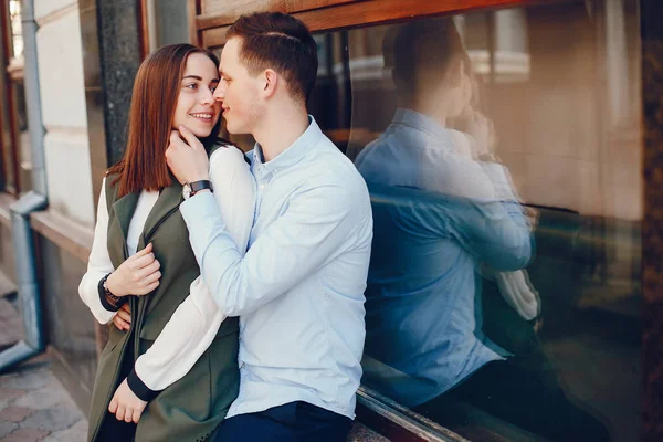 Nettes Paar in einer Stadt — Stockfoto