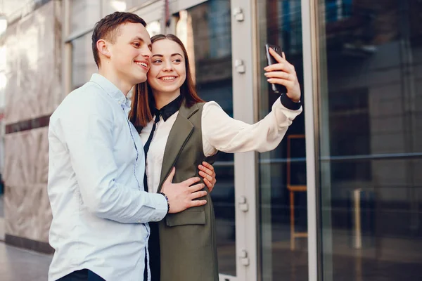 Schattig paar in een stad — Stockfoto