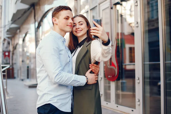 Nettes Paar in einer Stadt — Stockfoto