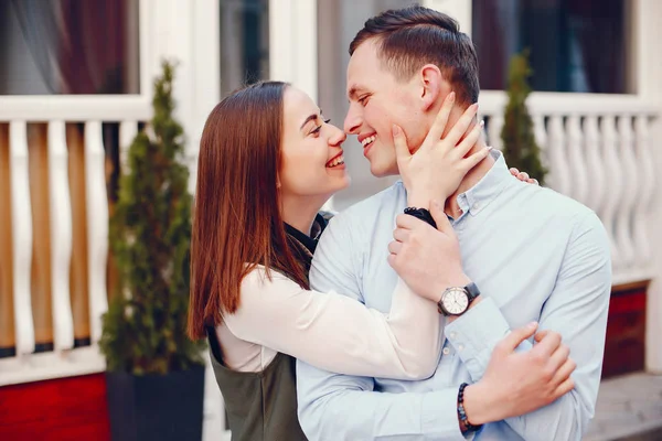 Couple mignon dans une ville — Photo