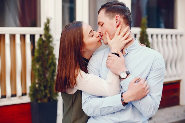 Casal bonito em uma cidade — Fotografia de Stock