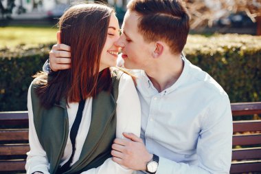 bir şehirde sevimli çift