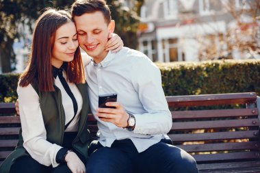 bir şehirde sevimli çift