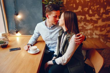 bir kafede sevimli çift