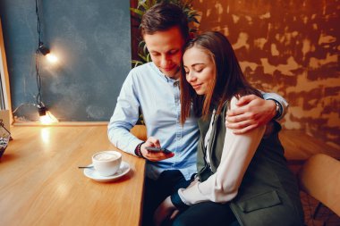 bir kafede sevimli çift