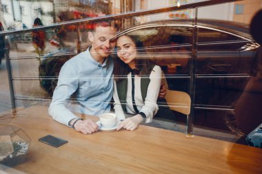 bir kafede sevimli çift