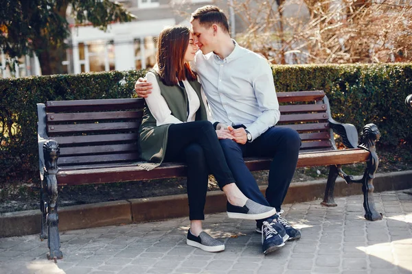 Linda pareja en una ciudad — Foto de Stock