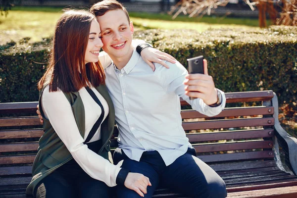 Nettes Paar in einer Stadt — Stockfoto