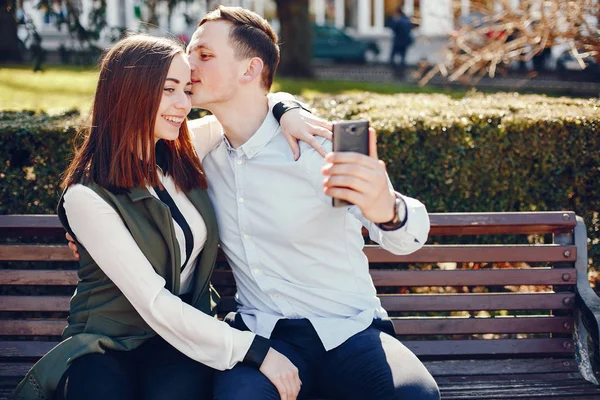 Nettes Paar in einer Stadt — Stockfoto