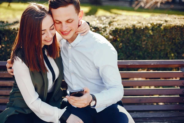 Schattig paar in een stad — Stockfoto