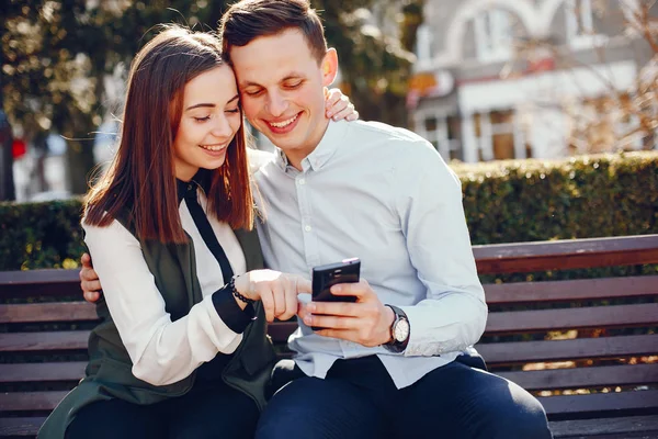 Linda pareja en una ciudad —  Fotos de Stock