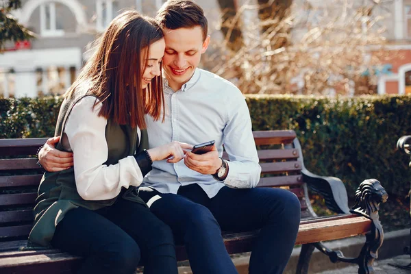 Linda pareja en una ciudad —  Fotos de Stock