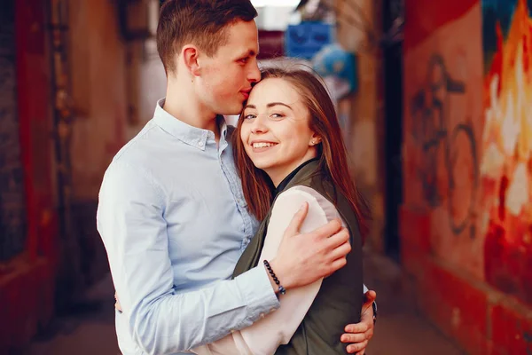 Casal bonito em uma cidade — Fotografia de Stock