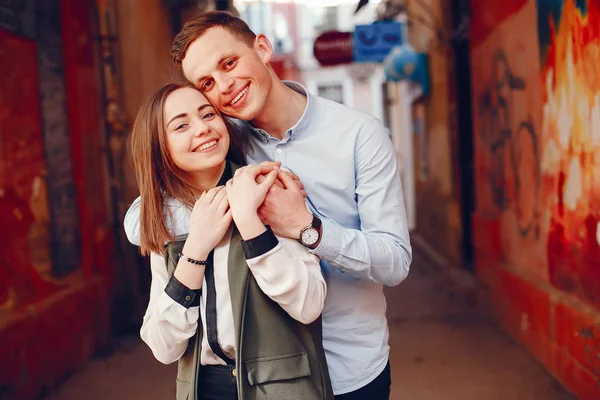 Linda pareja en una ciudad —  Fotos de Stock