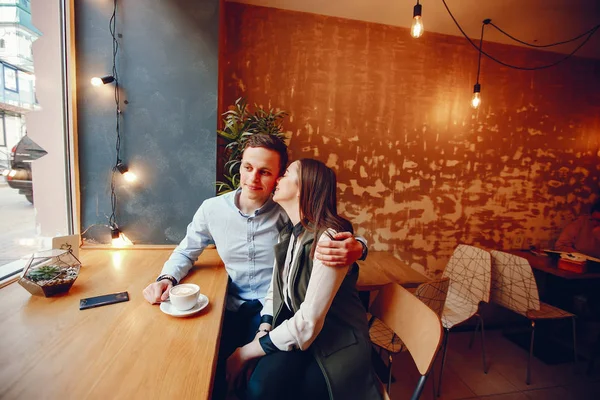 Sött par i ett kafé — Stockfoto