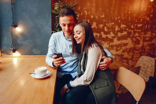 Sött par i ett kafé — Stockfoto