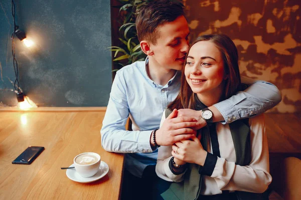 Casal bonito em um café — Fotografia de Stock