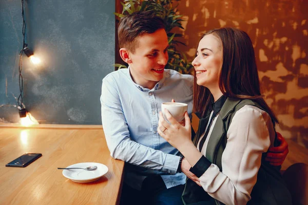 Милая пара в кафе — стоковое фото