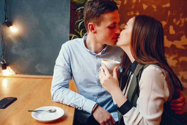 Cuplu drăguț într-o cafenea — Fotografie, imagine de stoc