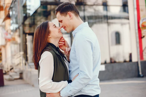 Cute couple in a city — Stock Photo, Image