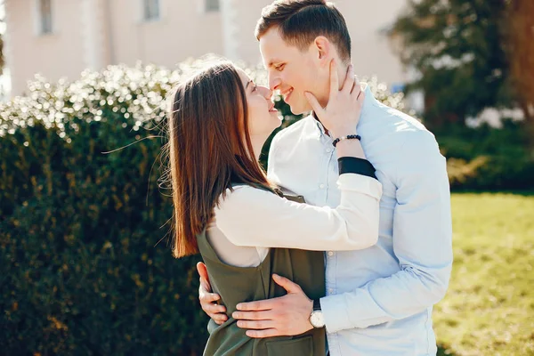 Casal bonito em uma cidade — Fotografia de Stock