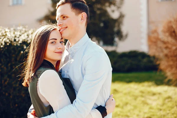 Casal bonito em uma cidade — Fotografia de Stock