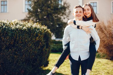 bir şehirde sevimli çift