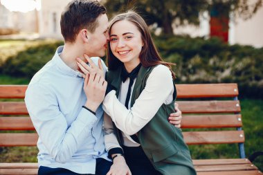 bir şehirde sevimli çift