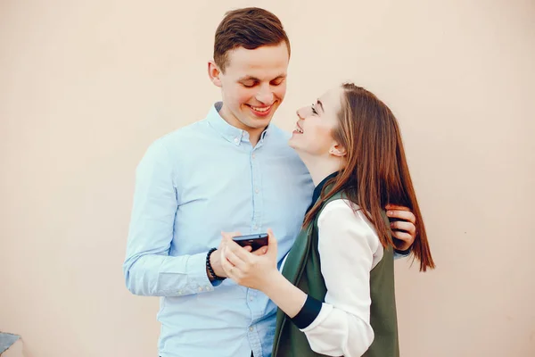 Schattig paar in een stad — Stockfoto