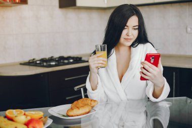 beyaz bir sabahlık kız