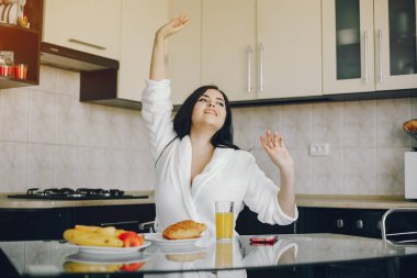 beyaz bir sabahlık kız