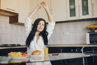 beyaz bir sabahlık kız