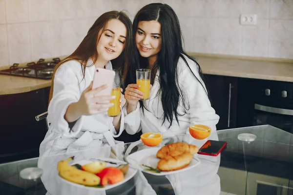 Filles dans une robe de chambre blanche — Photo