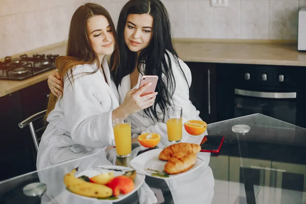 Meninas em um vestido de vestir branco — Fotografia de Stock